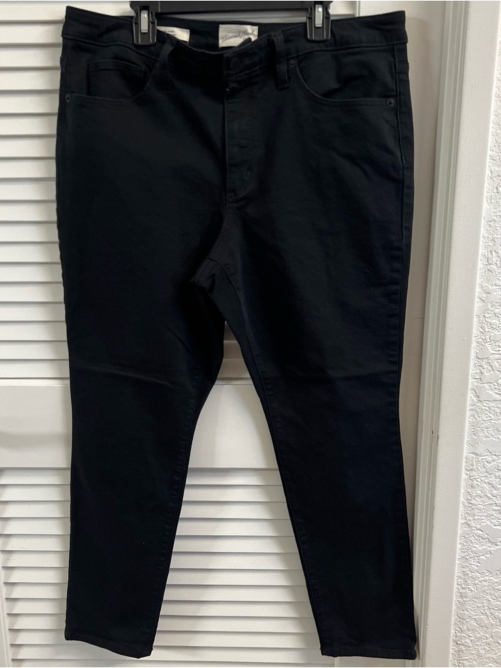 Women’s Universal Thread Black Stretch Stretchy Jeans size 14. (32)